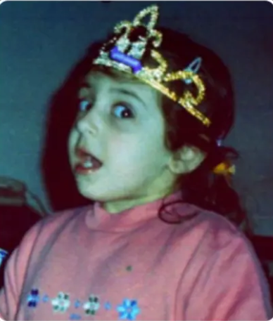 Anto de chica con corona